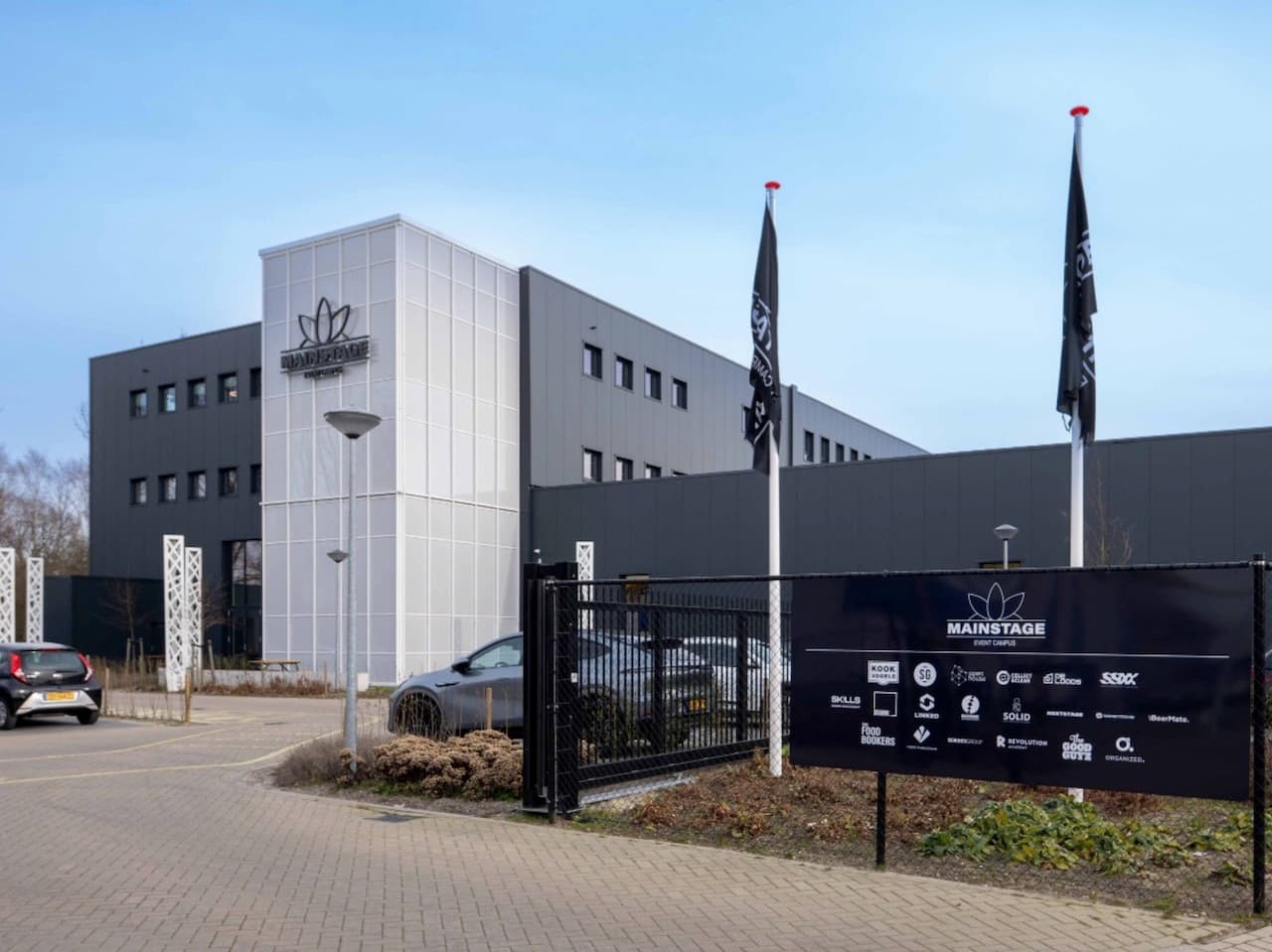 Vooraanzicht van de Mainstage Event Campus met vlaggen
