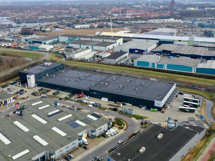 Luchtfoto van het bedrijfspand met zonnepanelen op het dak