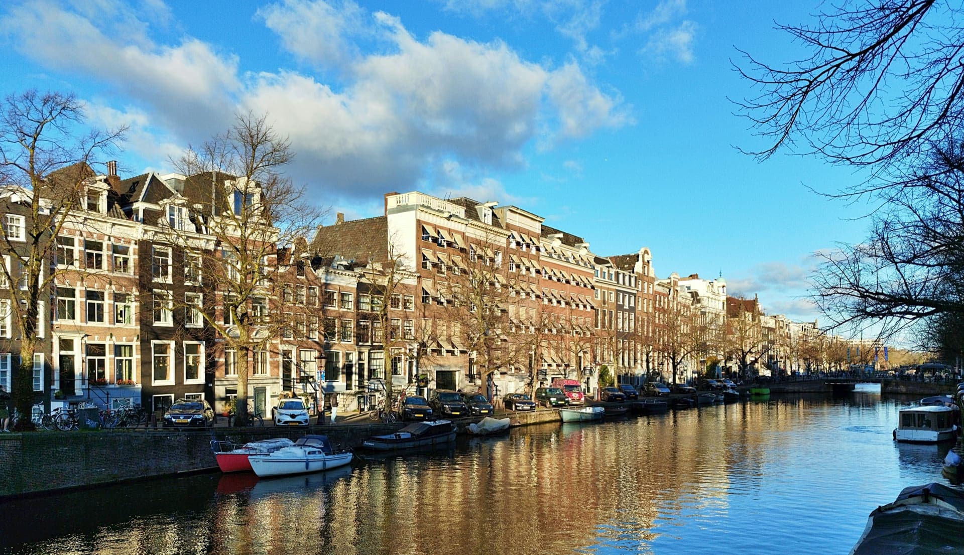 Amsterdamse grachtengordel met historische panden bij daglicht